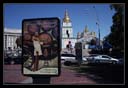 Staropramen na každém kroku. Láhev v obchodě přijde na 9Kč. V pozadí klášter svatého Michala, Kyjev.