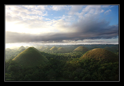 Východ slunce nad Chocolate Hills